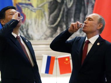 Санкциите тласкат Русия към заем от Китай за 