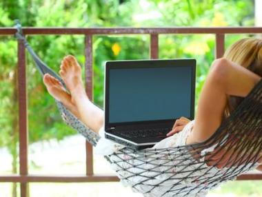 Едва 1% от българите сами определят работното си време