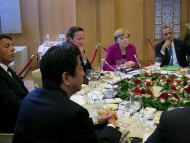 Обама, Меркел и Камерън обсъдиха нови санкции срещу Русия