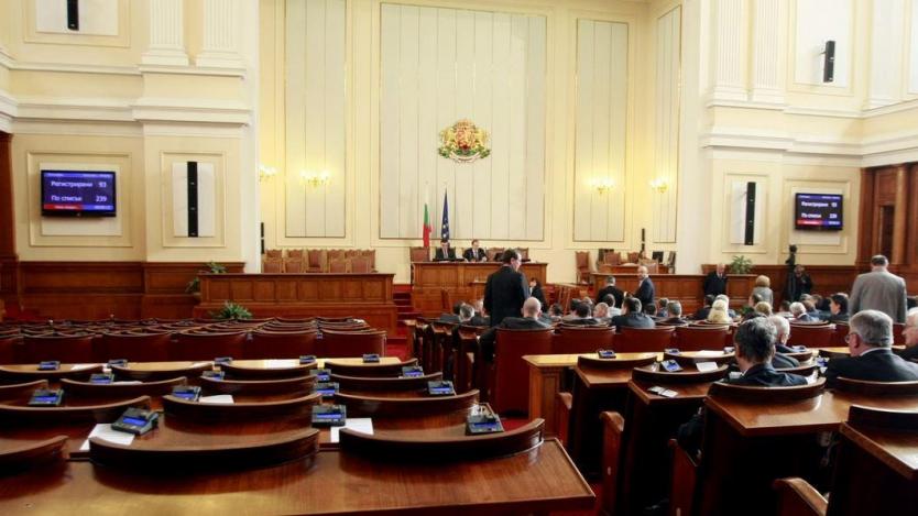 Парламентът се събира за оставката на Орешарски