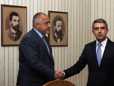 Президентът връчи мандата на Борисов, той го върна веднага