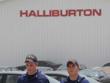Санкциите прогонват Shell и Halliburton от Русия