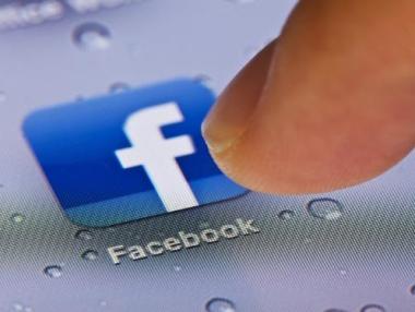 Facebook спира чата през мобилното си приложение