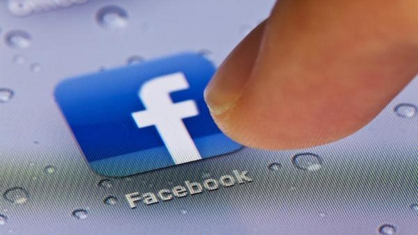 Facebook спира чата през мобилното си приложение