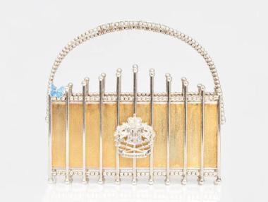 Предлагат дамска чанта със 1000 г. гаранция