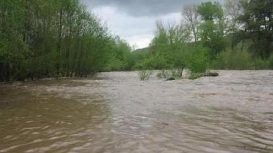 Нивото на реките в страната се покачва