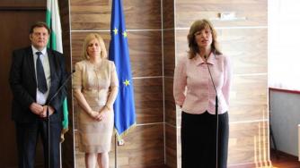 Захариева под натиск заради спорното разрешително за 