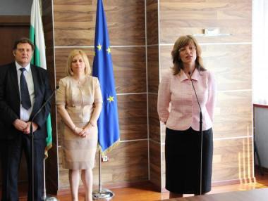 Захариева под натиск заради спорното разрешително за 