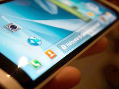 Samsung тества смартфони с тристранни екрани