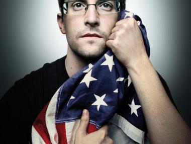 Сп. WIRED „взриви“ мрежата с Ед Сноудън, увит в американското знаме