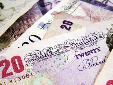 Стерлингът се срина, а еврото остана под натиск срещу долара