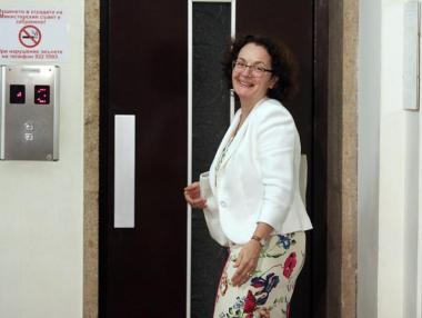 Коларова: Учителите ще получат увеличение на заплатите