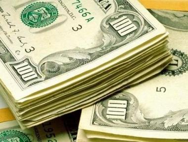 Доларът с лек спад поради предпазливост преди изказването на Йелън