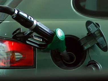 Горивата поевтиняват, но с под 10%