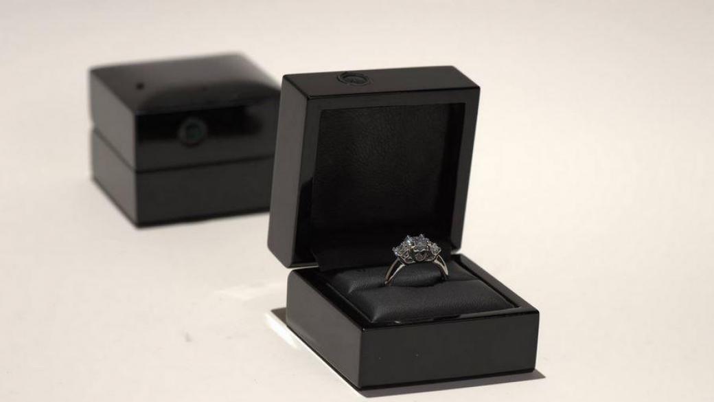 Кутия за годежен пръстен прави селфита