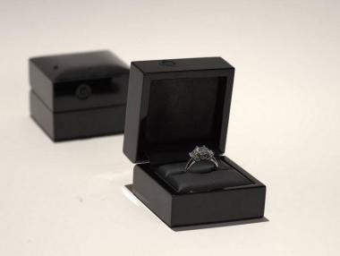 Кутия за годежен пръстен прави селфита