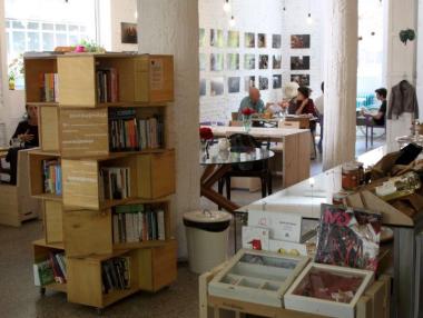 Работа и забавление плюс това