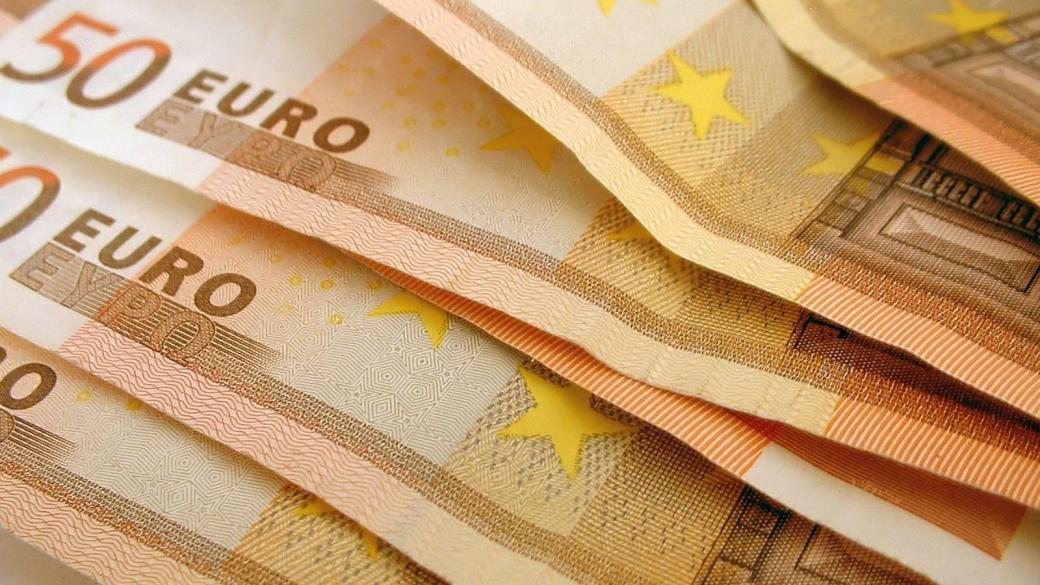 Еврото падна до едногодишно дъно спрямо долара