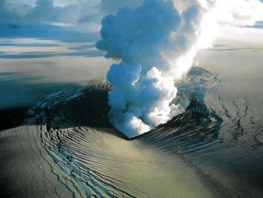 Спряха полетите над Исландия