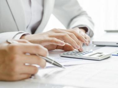 Трупаме дефицити, а после се чудим защо теглим дългове