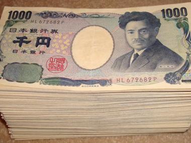 Йената е подложена на разпродажби