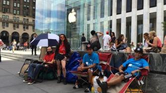 Опашки пред магазини на Apple за iPhone 6