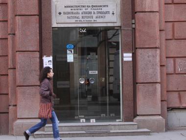 НАП: Държавните служители сами да плащат осигуровките си