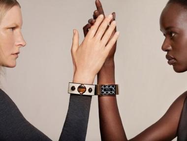 Intel залага на дамите с умна гривна от змийска кожа