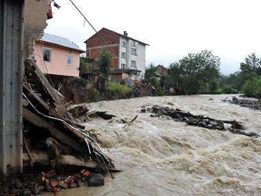 Три са жертвите при поредните порои в страната (обновена)