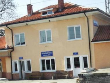 Пороите блокираха влакове и автобуси