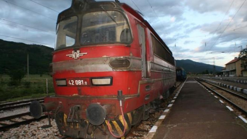 Пороите прекъснаха движението на влакове в страната