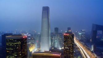 600 души покориха с бягане най-високата сграда в Пекин