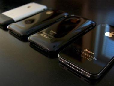 Еволюцията на iPhone в един GIF