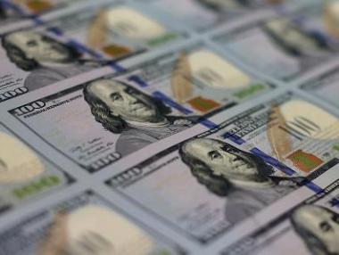 Доларът остава силен