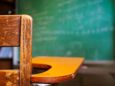 Търсят спешно мъже учители