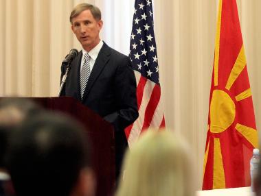 Посланикът на САЩ в Скопие: Водите Македония към провал