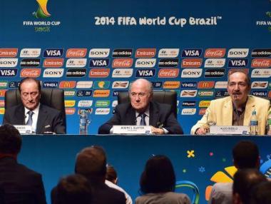 FIFA забранява фондове да купуват права на играчи