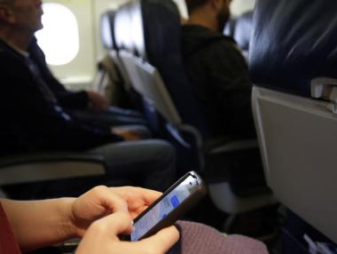 Разрешават разговорите от самолет при кацане