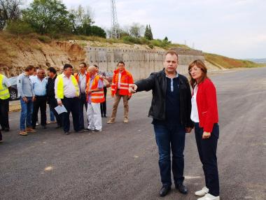 Няма пари за поддръжка на пътищата, алармира Захариева