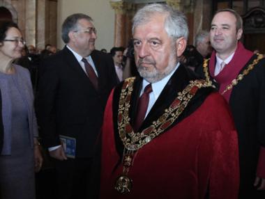 „Знанието побеждава невежата арогантна сила, която се пъчи напред“