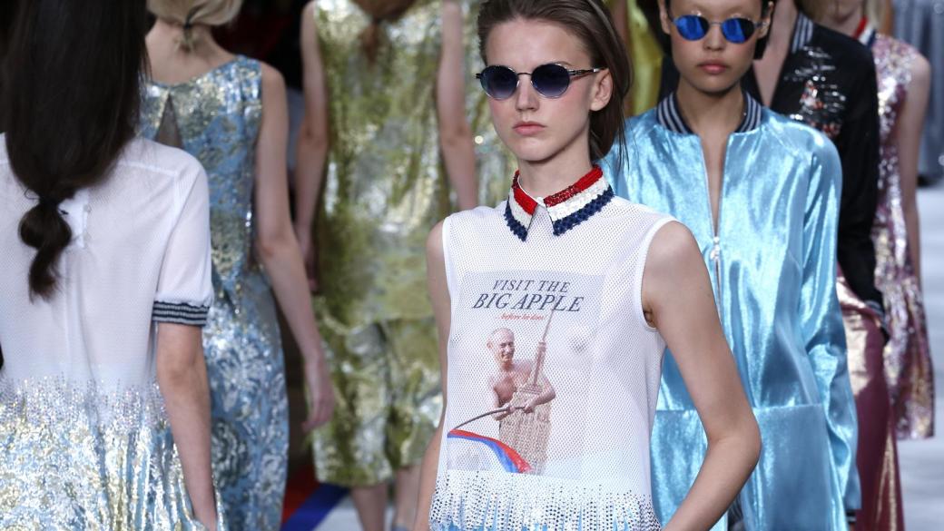 Paris Fashion Week провокира с колекция с лика на Путин