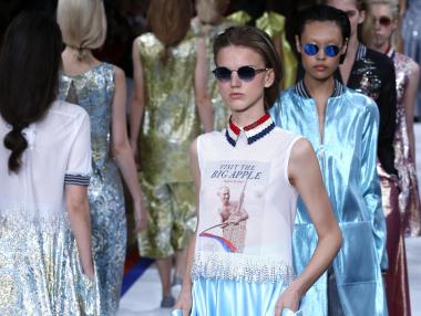 Paris Fashion Week провокира с колекция с лика на Путин