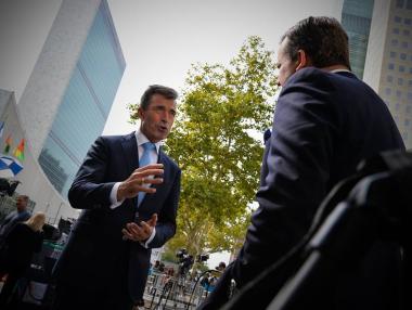 Андерс фог Расмусен основа консултантски бизнес