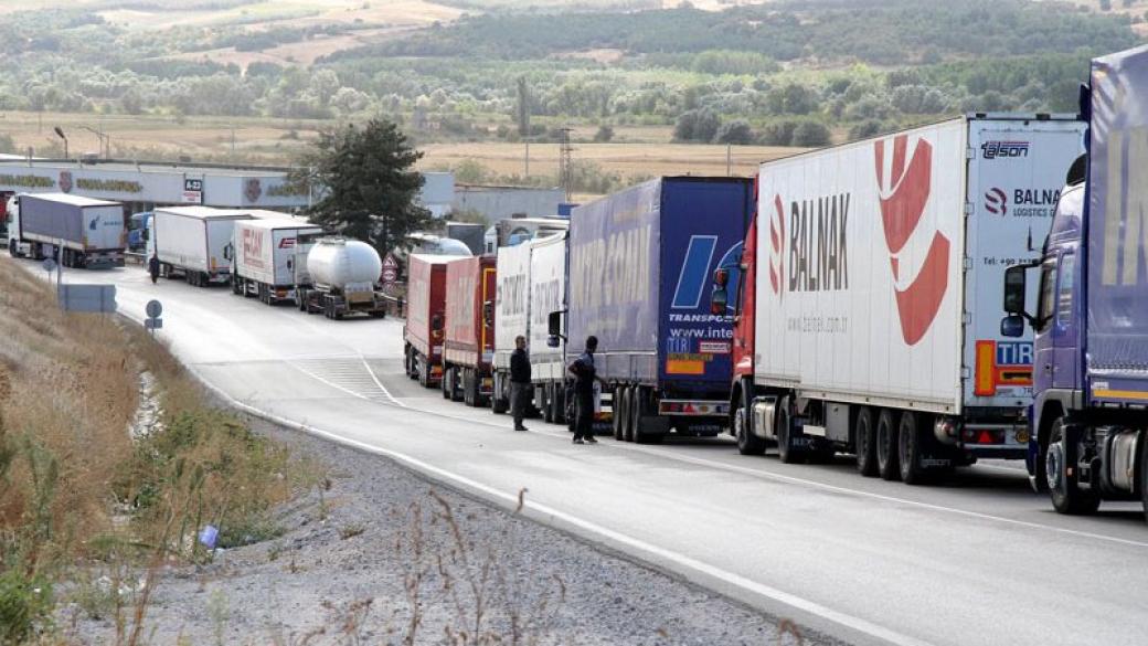 Бюрокрация на турската граница е основният проблем на превозвачите