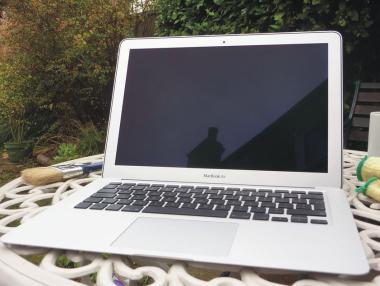 Apple ще прави соларен MacBook