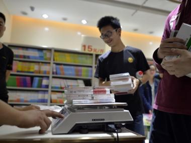 Книжарница в китайско градче продава книги на килограм