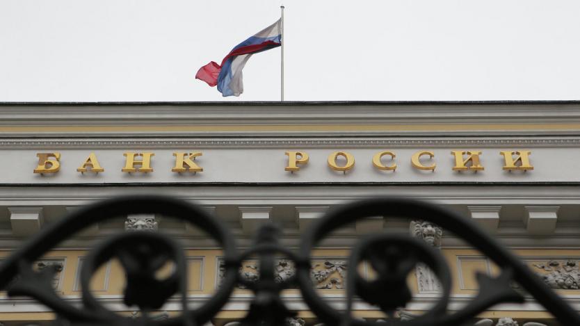 Руската ЦБ „наля“ $1.75 млрд. в сриващата се рубла