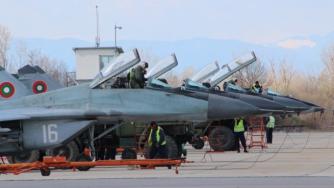 Авиошоуто на ВВС събра хиляди зрители