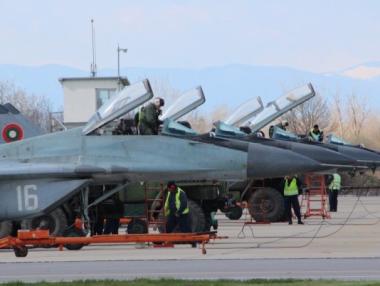 Авиошоуто на ВВС събра хиляди зрители