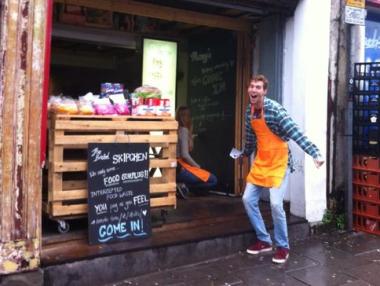 Заведение сервира отпадъци на клиентите си